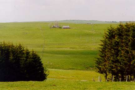 Le buron en 1999, depuis Montorzier. Sur la droite, plus bas, les ruines d'Ad Silanum.
