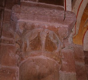 Détail d'un chapiteau : des colombes buvant dans un bassin