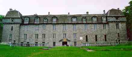 La façade. c'est du solide construit pour durer. Pour la fantaisie, il y a un cadran solaire.