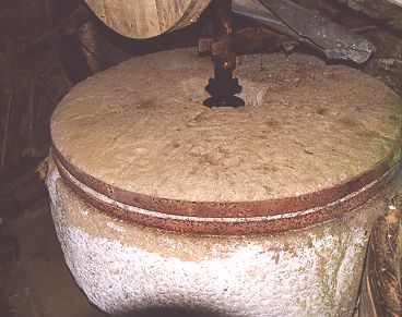La meule du moulin rouergat du Minié. Cliquez pour voir le détail de près