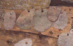 L'assemblage des lauzes, retenue sur un plancher de bois par des chevilles du même métal